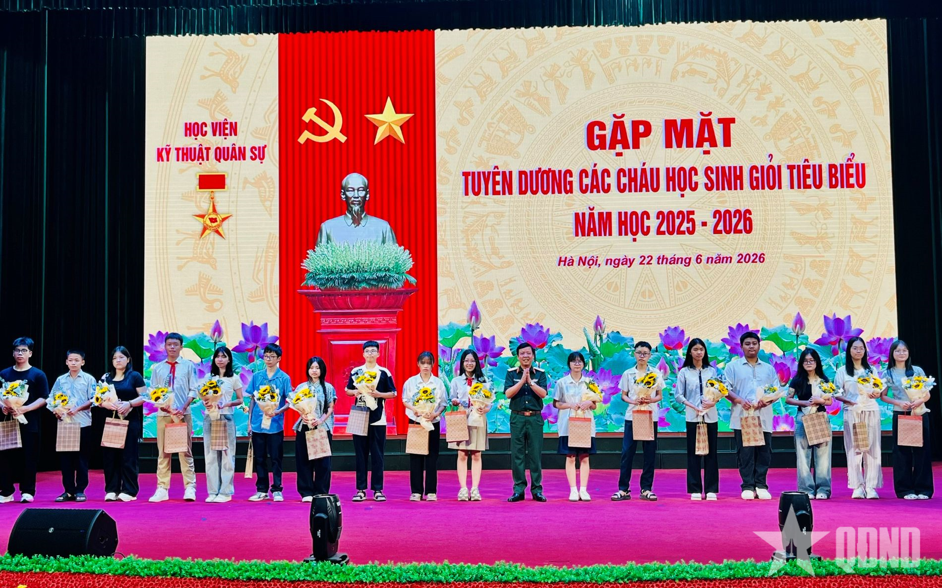 Học viện Kỹ thuật Quân sự gặp mặt, tuyên dương các cháu học sinh giỏi tiêu biểu năm học 2025-2026